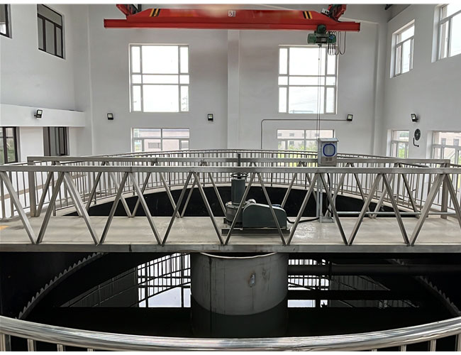 中心傳動(dòng)濃縮機(jī) 中心傳動(dòng)濃縮機(jī)